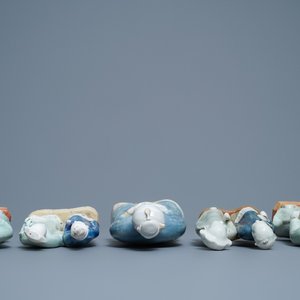 Huit groupes en biscuit émaillé bleu, blanc et céladon, Chine, Qianlong/Jiaqing — photo 6