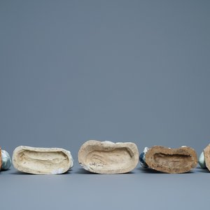 Huit groupes en biscuit émaillé bleu, blanc et céladon, Chine, Qianlong/Jiaqing — photo 7