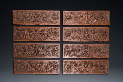 Huit panneaux à décor de grotesques en chêne sculpté, Pays Bas méridionaux, 17ème