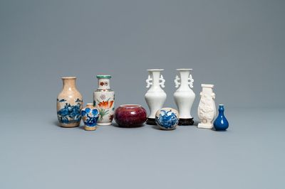 Huit petits vases et un lave-pinceaux en porcelaine de Chine, Kangxi et après