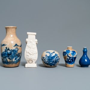 Huit petits vases et un lave-pinceaux en porcelaine de Chine, Kangxi et après — photo 2