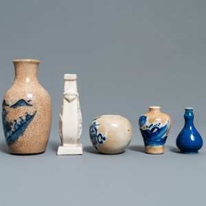 Huit petits vases et un lave-pinceaux en porcelaine de Chine, Kangxi et après — photo 3