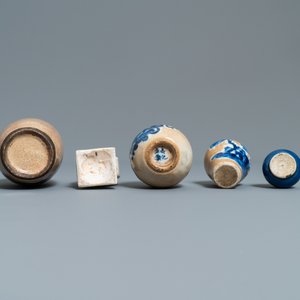 Huit petits vases et un lave-pinceaux en porcelaine de Chine, Kangxi et après — photo 7