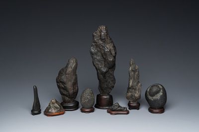Huit pierres de lettrés ou 'gongshi' sur socles en bois, Chine, République