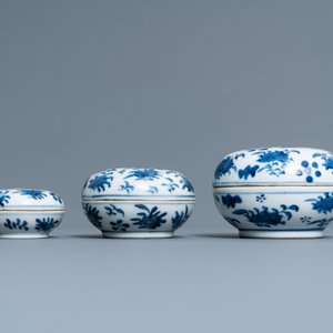 Huit plats, un sous-plat et trois boîtes couvertes en porcelaine de Chine en bleu et blanc, Yongzheng et après — photo 13
