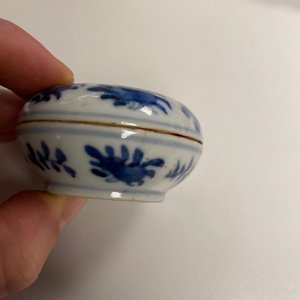 Huit plats, un sous-plat et trois boîtes couvertes en porcelaine de Chine en bleu et blanc, Yongzheng et après — photo 17