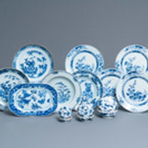 Huit plats, un sous-plat et trois boîtes couvertes en porcelaine de Chine en bleu et blanc, Yongzheng et après — photo 2