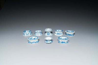 Huit salerons en porcelaine de Chine en bleu et blanc, Kangxi et postérieur