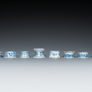 Huit salerons en porcelaine de Chine en bleu et blanc, Kangxi et postérieur — photo 5