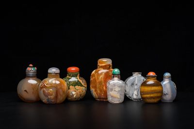 Huit tabatières en agate, pierres dures et quartz, 19/20ème