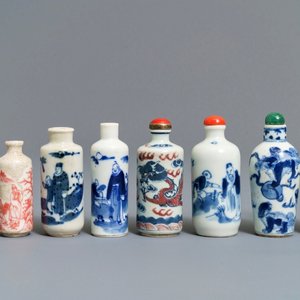 Huit tabatières en porcelaine de Chine bleu, blanc et rouge, 19/20ème — photo 1