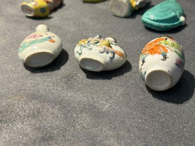 Huit tabatières en porcelaine de Chine famille rose, 19/20ème — photo 19