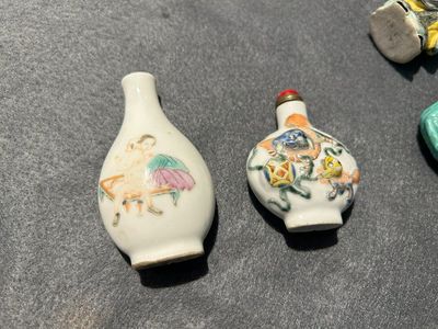 Huit tabatières en porcelaine de Chine famille rose, 19/20ème — photo 8
