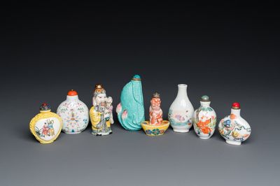 Huit tabatières en porcelaine de Chine famille rose, 19/20ème