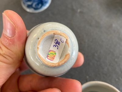 Huit tasses à thé et à vin en porcelaine de Chine, la plupart en bleu et blanc, Ming — photo 12