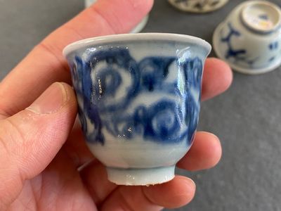 Huit tasses à thé et à vin en porcelaine de Chine, la plupart en bleu et blanc, Ming — photo 13