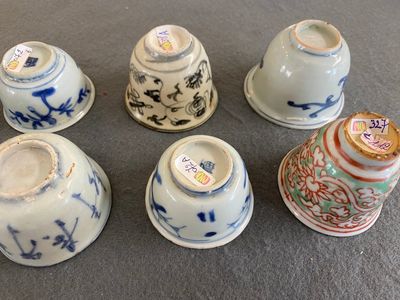 Huit tasses à thé et à vin en porcelaine de Chine, la plupart en bleu et blanc, Ming — photo 3