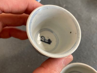Huit tasses à thé et à vin en porcelaine de Chine, la plupart en bleu et blanc, Ming — photo 10