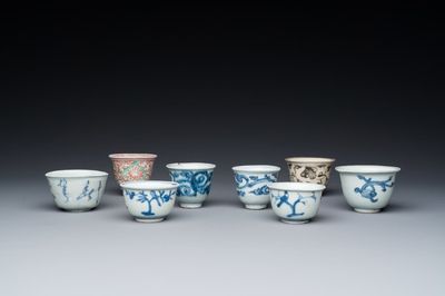 Huit tasses à thé et à vin en porcelaine de Chine, la plupart en bleu et blanc, Ming
