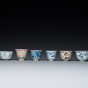 Huit tasses à thé et à vin en porcelaine de Chine, la plupart en bleu et blanc, Ming — photo 3