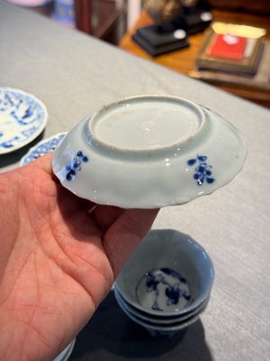 Huit tasses et soucoupes en porcelaine de Chine en bleu et blanc à décor de garçon et cerf-volant, Yongzheng — photo 15