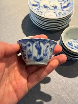 Huit tasses et soucoupes en porcelaine de Chine en bleu et blanc à décor de garçon et cerf-volant, Yongzheng — photo 2