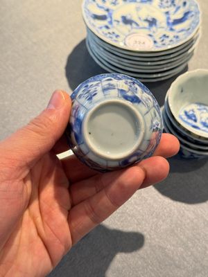 Huit tasses et soucoupes en porcelaine de Chine en bleu et blanc à décor de garçon et cerf-volant, Yongzheng — photo 3
