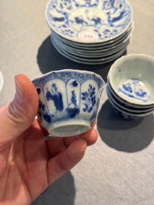 Huit tasses et soucoupes en porcelaine de Chine en bleu et blanc à décor de garçon et cerf-volant, Yongzheng — photo 6