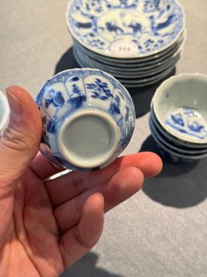 Huit tasses et soucoupes en porcelaine de Chine en bleu et blanc à décor de garçon et cerf-volant, Yongzheng — photo 7