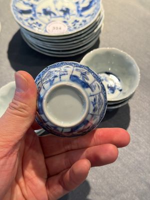 Huit tasses et soucoupes en porcelaine de Chine en bleu et blanc à décor de garçon et cerf-volant, Yongzheng — photo 10