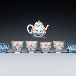 Huit tasses et soucoupes en porcelaine de Chine en bleu et blanc et famille rose et une théière de style Imari, Kangxi/Qianlong — photo 4