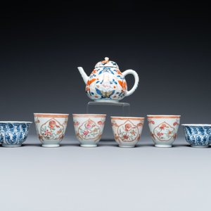 Huit tasses et soucoupes en porcelaine de Chine en bleu et blanc et famille rose et une théière de style Imari, Kangxi/Qianlong — photo 6