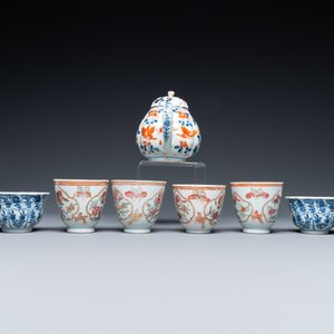 Huit tasses et soucoupes en porcelaine de Chine en bleu et blanc et famille rose et une théière de style Imari, Kangxi/Qianlong — photo 7