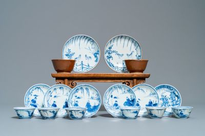 Huit tasses et soucoupes en porcelaine de Chine en bleu et blanc, Kangxi/Qianlong