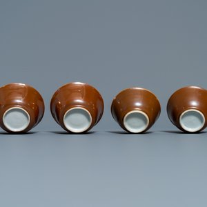 Huit tasses et soucoupes en porcelaine de Chine famille rose, bleu et blanc et rouge de fer sur fond capucin, Kangxi/Qianlong — photo 13