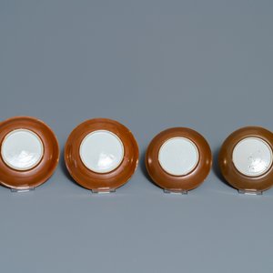 Huit tasses et soucoupes en porcelaine de Chine famille rose, bleu et blanc et rouge de fer sur fond capucin, Kangxi/Qianlong — photo 5