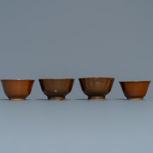 Huit tasses et soucoupes en porcelaine de Chine famille rose, bleu et blanc et rouge de fer sur fond capucin, Kangxi/Qianlong — photo 7