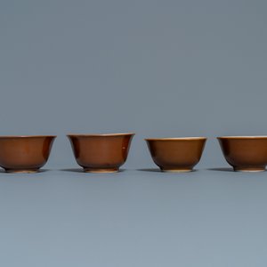 Huit tasses et soucoupes en porcelaine de Chine famille rose, bleu et blanc et rouge de fer sur fond capucin, Kangxi/Qianlong — photo 10