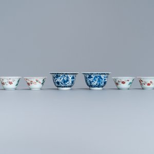 Huit tasses et soucoupes et trois assiettes en porcelaine de Chine famille rose et bleu et blanc, Kangxi/Qianlong — photo 8