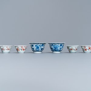 Huit tasses et soucoupes et trois assiettes en porcelaine de Chine famille rose et bleu et blanc, Kangxi/Qianlong — photo 9
