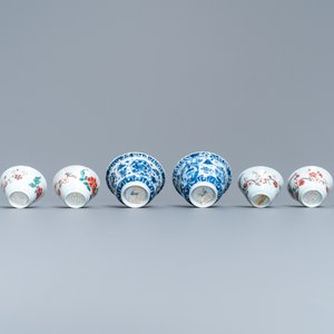 Huit tasses et soucoupes et trois assiettes en porcelaine de Chine famille rose et bleu et blanc, Kangxi/Qianlong — photo 10
