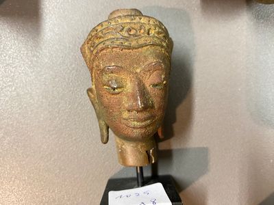 Huit têtes en pierre sculptée d'origines diverses, e.a. Chine, Gandhara et Japon — photo 11