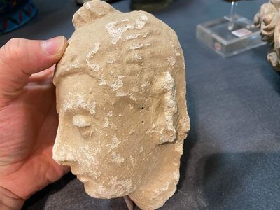 Huit têtes en pierre sculptée d'origines diverses, e.a. Chine, Gandhara et Japon — photo 3
