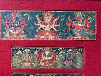 Huit tsaklis et trois couvertures de livres en bois peint, Tibet, 19ème — photo 13