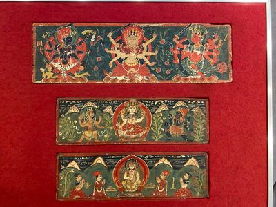 Huit tsaklis et trois couvertures de livres en bois peint, Tibet, 19ème — photo 19