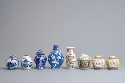 Huit vases en porcelaine de Chine bleu et blanc, famille rose et qianjiang cai, 19/20ème