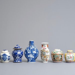 Huit vases en porcelaine de Chine bleu et blanc, famille rose et qianjiang cai, 19/20ème — photo 1