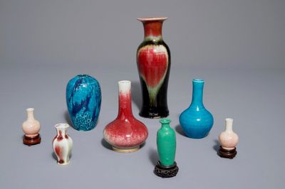 Huit vases en porcelaine de Chine monochrome, 18/19ème