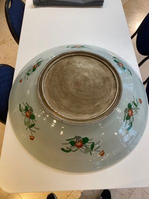 Immense plat en porcelaine de Chine famille verte à décor de cailles et de pivoines, marque de Kangxi, 20ème — photo 12