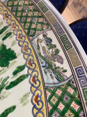 Immense plat en porcelaine de Chine famille verte à décor de cailles et de pivoines, marque de Kangxi, 20ème — photo 9